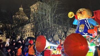 Su séquito de pajes y cortesanas está preparándose para la jornada más especial del año