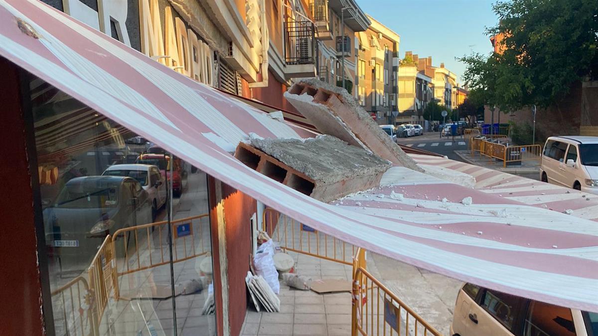 Los bomberos de la Comunidad de Madrid vuelven a la calle Rafael Alberti para comprobar los daños