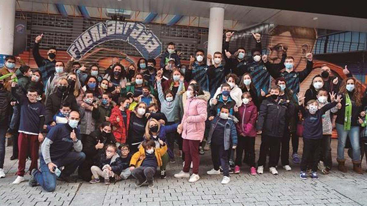 Los jugadores del Urbas Fuenlabrada protagonizan un calendario junto a los niños de la asociación