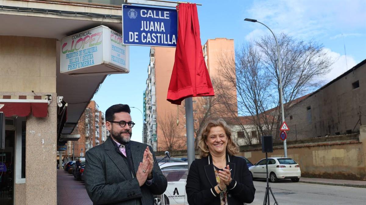 El acto de presentación de la nueva placa ha contado con la participación de Isabel Ruiz Maldonado y Santiago Alonso