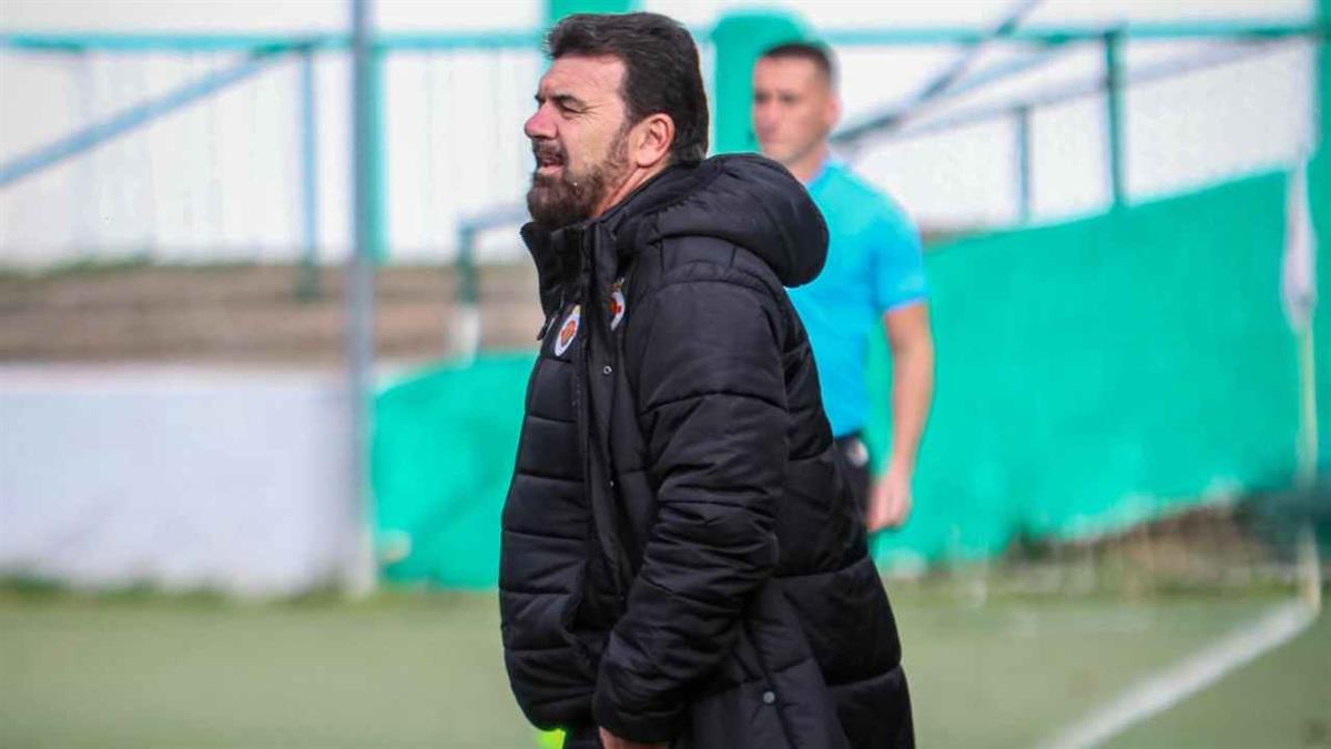 El conjunto ha anunciado la salida del entrenador del primer equipo 