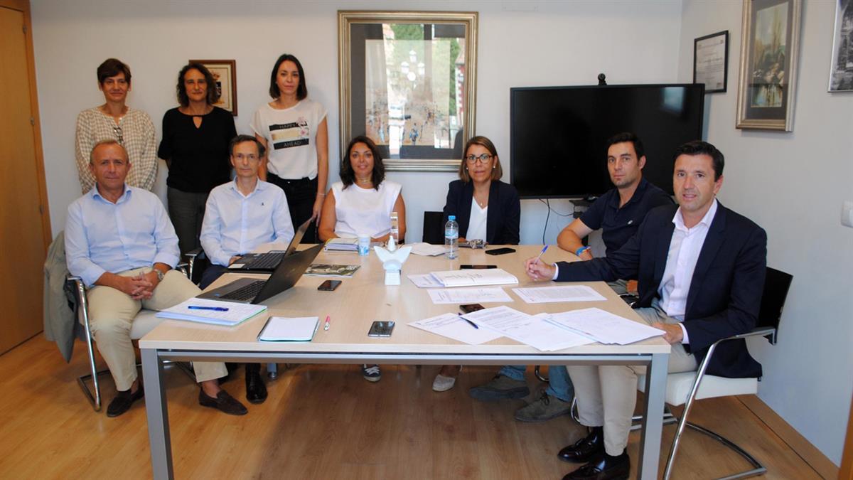 La Junta de Gobierno ha aprobado también la adquisición de dos vehículos para la policía