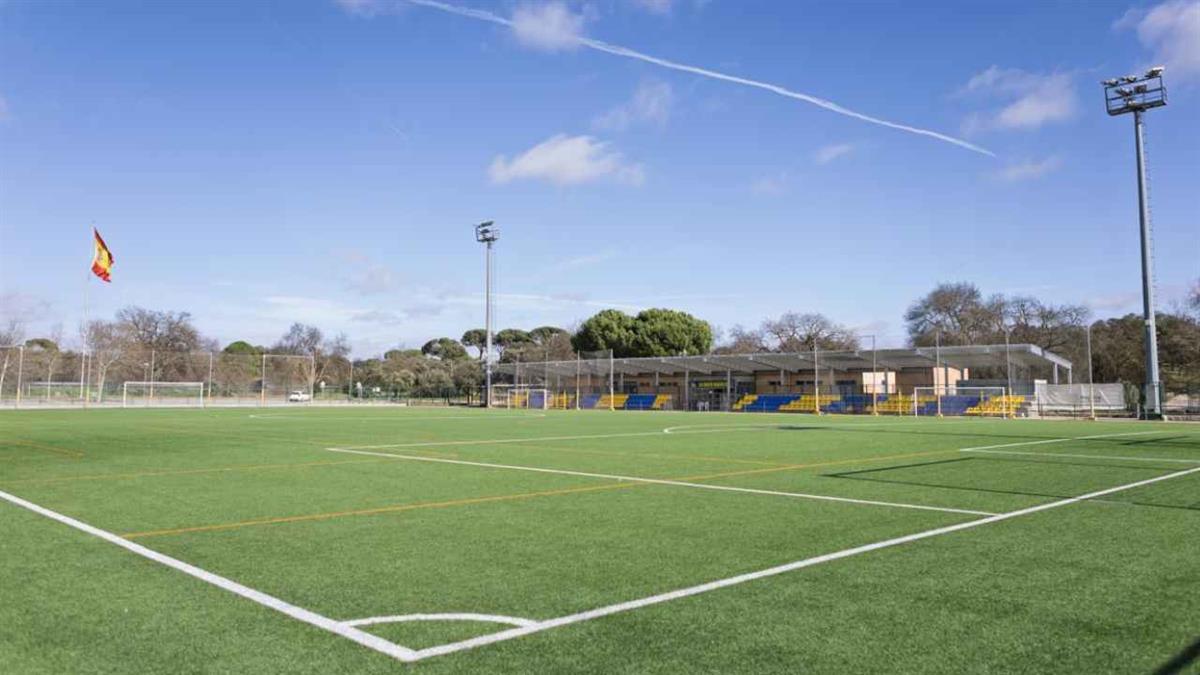 El ayuntamiento cambiará el césped de tres campos de fútbol 