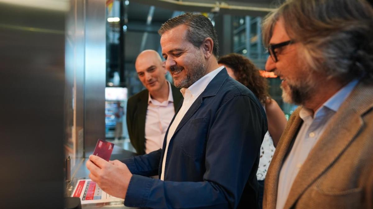 Los que soliciten su abono transporte online este mes recibirán la tarjeta con el nuevo diseño