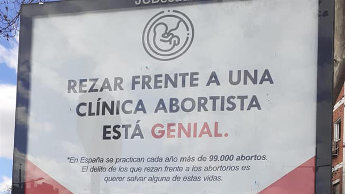 Los carteles con el logo "Rezar frente a las clínicas antiabortistas está genial" han causado indignación en toda la C. de Madrid
