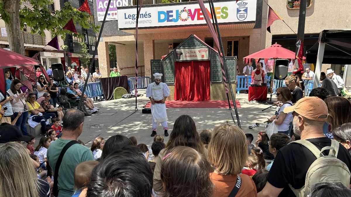 Este sábado 5 de julio la Plaza de España acoge esta feria con talleres, juegos, espectáculos familiares y regalos