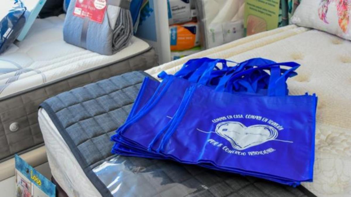 El Ayuntamiento ha organizado una campaña de apoyo al comercio tradicional, los vecinos que que hagan una compra mayor de 20€ ganarán una bolsa reutilizable