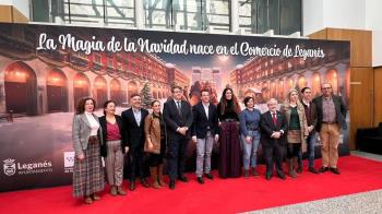 El Ayuntamiento presenta la campaña para dinamizar el comercio local y el Belén de Playmobil gigante 