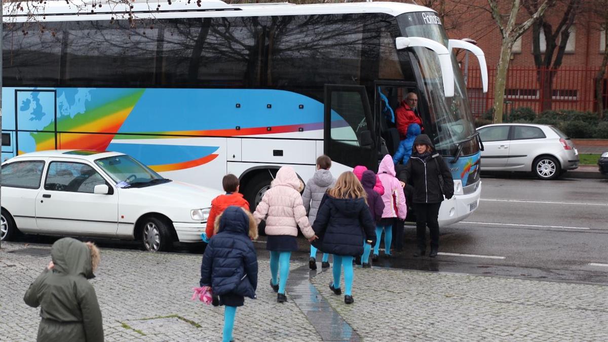 Durante estos días se está inspeccionando los vehículos de transporte escolar en el ámbito urbano