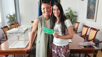 El Ayuntamiento entregó 20 cheques de 100 € a los ganadores de la campaña para fomentar el comercio local