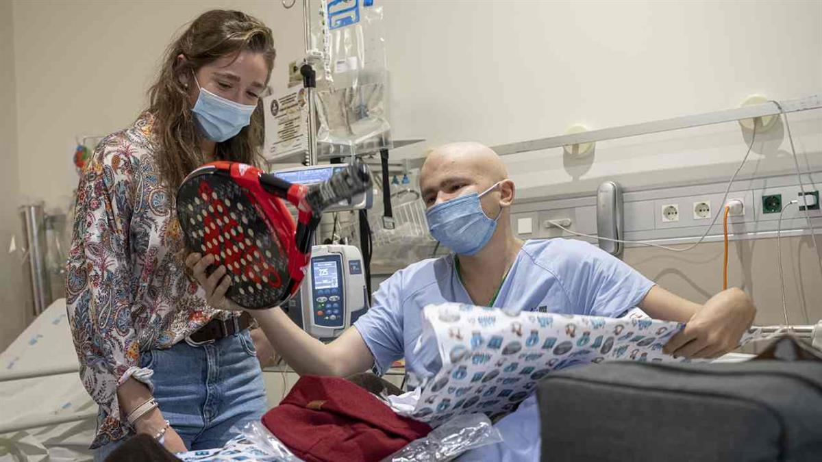 Los niños hospitalizados en centros públicos reciben juguetes con esta campaña impulsada por Marta Ortega, médico y campeona mundial de pádel