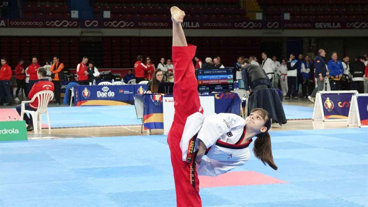 La deportista logró el oro en trío y el bronce en individual 