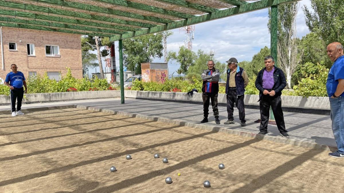 Se han organizado campeonatos de mus y petanca 