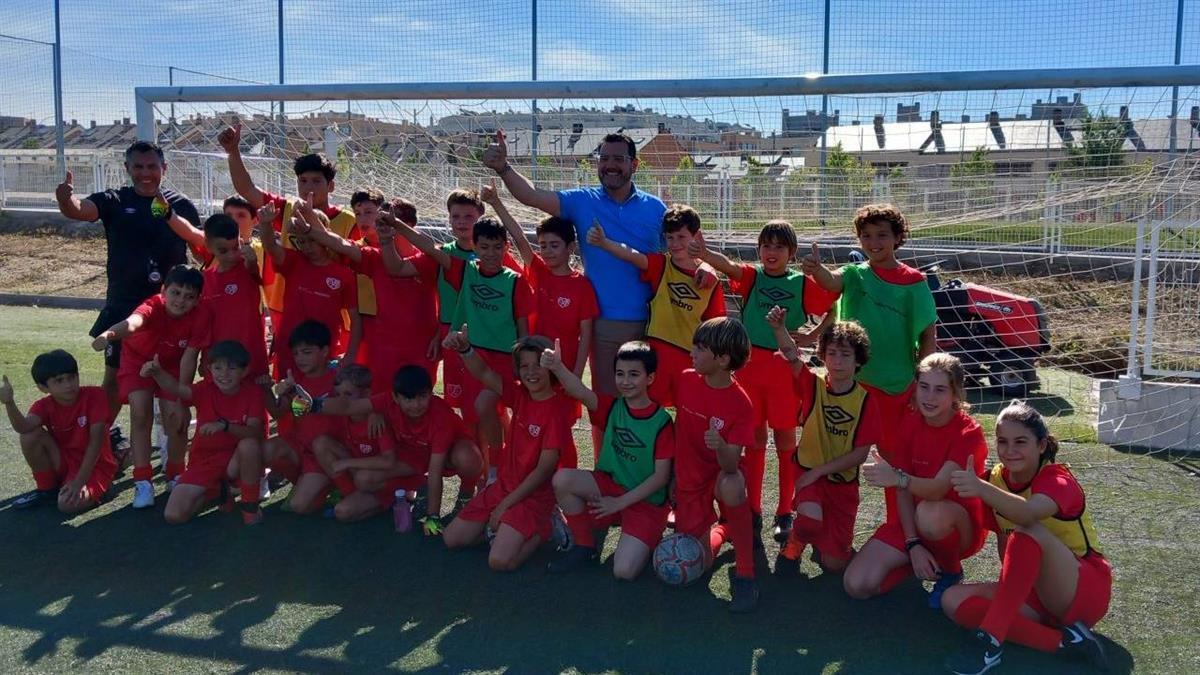 La actividad se organiza gracias a un acuerdo de colaboración entre la Junta Municipal de Villa de Vallecas y la Fundación Rayo Vallecano
