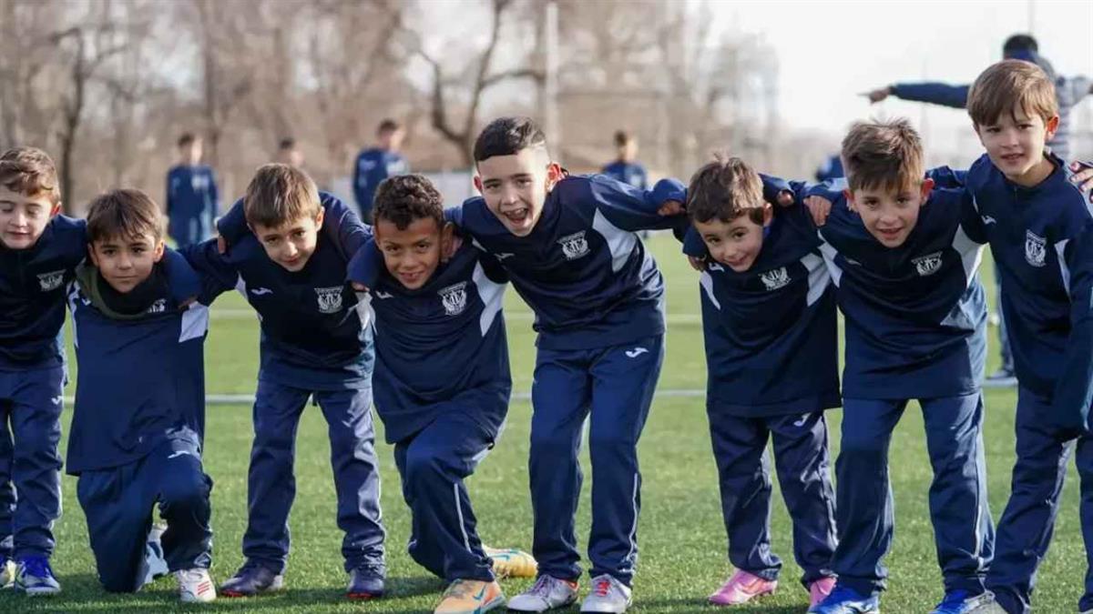 Un proyecto que un año más ha reunido a decenas de niños y niñas en torno al fútbol