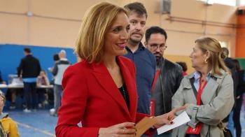 La candidata socialista ha acudido a su cita con las urnas en el CEIP Clara Campoamor
