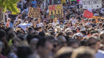 Vecinos y oposición se manifiestan, Almeida explica que son locales operativos para los barrenderos