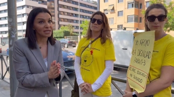 La consejera de Educación se acerca a las manifestantes para dialogar sobre sus reivindicaciones