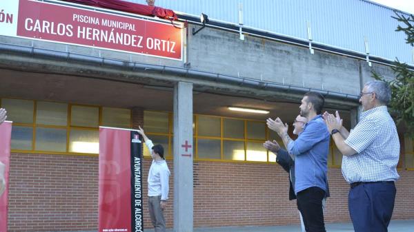 La piscina municipal de Los Cantos ya lleva el nombre de Carlos Hernández Ortiz