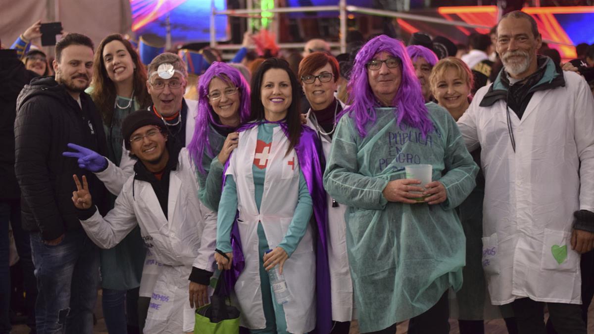 Concejales y militantes del partido municipal morado se disfrazaron de sanitarios para protestar en contra de la situación de la sanidad pública en Madrid