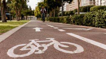 Algunas asociaciones optan por impulsar un mayor uso de carriles bici para una menor contaminación del aire