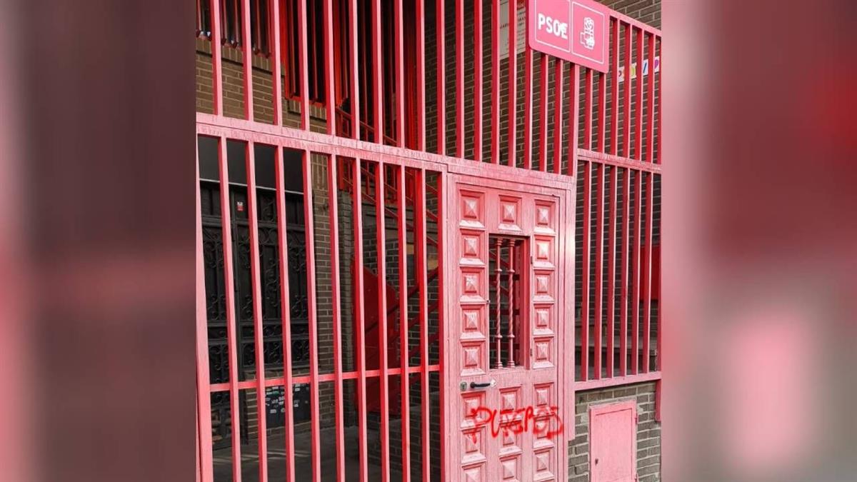 Aparecen pintadas en la fachada de la Casa del Pueblo socialista de la ciudad