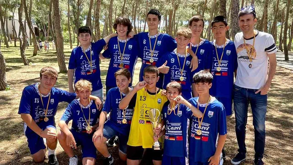 Es fundamental para inculcar valores importantes como el trabajo en equipo, el respeto, la responsabilidad y el compromiso.