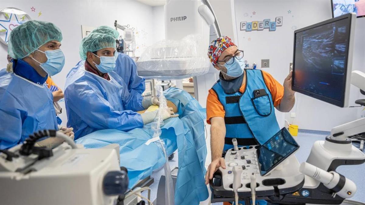 La niña de seis años se recupera en planta después de esta intervención quirúrgica de 12 horas de duración