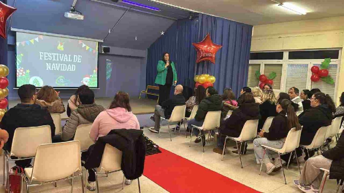 La alcaldesa, Mariola Vargas, ha acompañado al centro en su celebración navideña