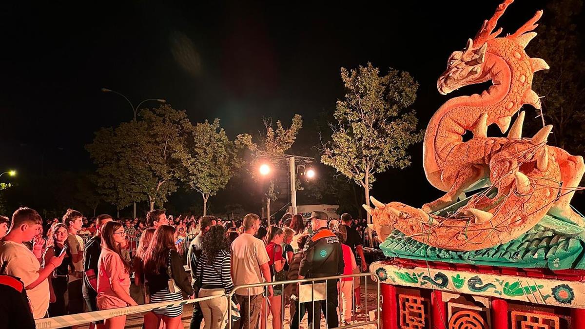 El lunes 23 a partir de las 22:30 en el aparcamiento de RENFE Zarzaquemada se lleva a cabo la gran quema del dragón seguido de una sesión de DJ