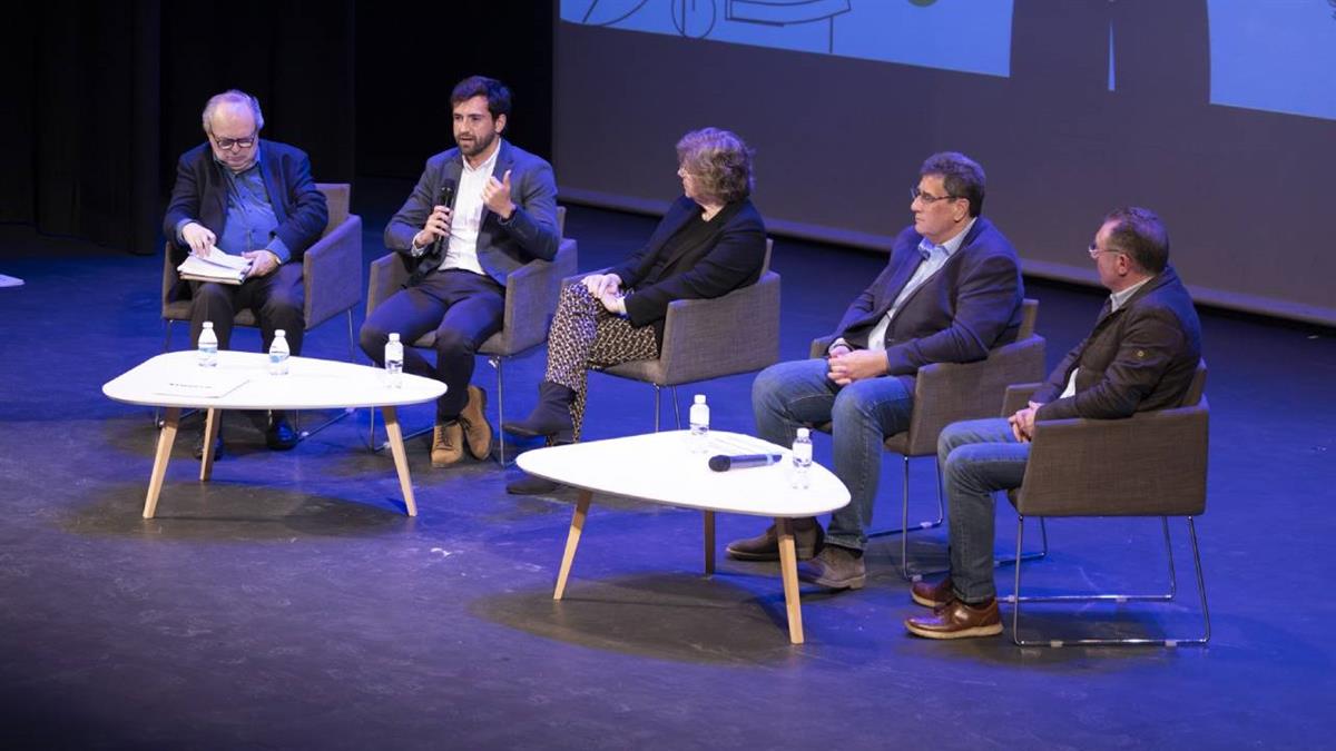 Se han realizado diversas ponencias y una mesa redonda