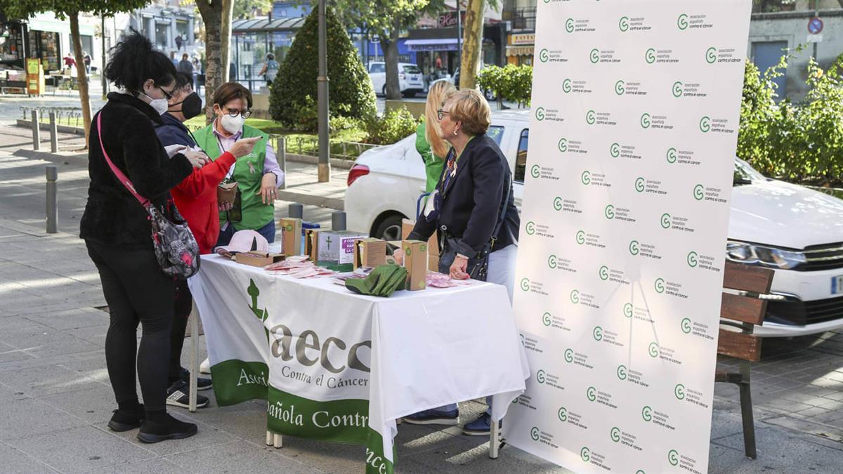 Con la instalación de una mesa informativa de la AECC situada en la Plaza del Pradillo  