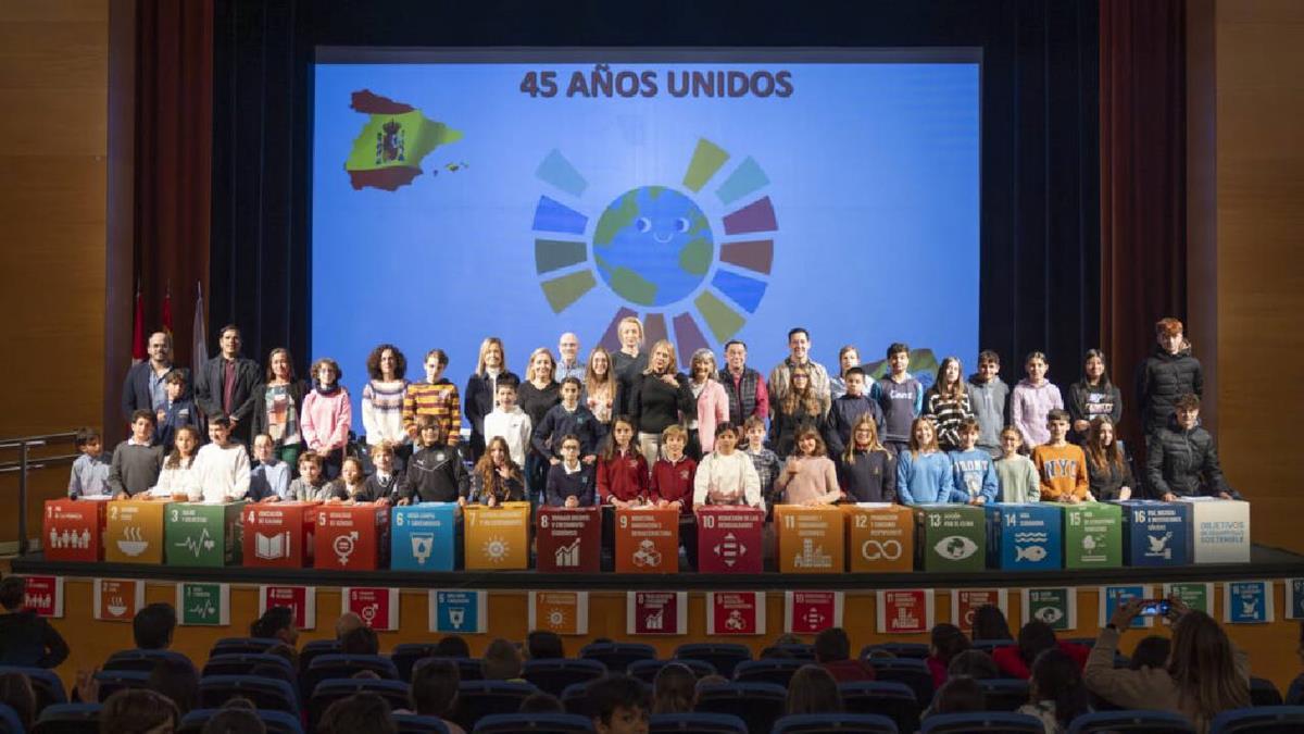 Han participado, junto al alcalde y los portavoces de los grupos de la Corporación municipal, en la lectura de los artículos de la Carta Magna