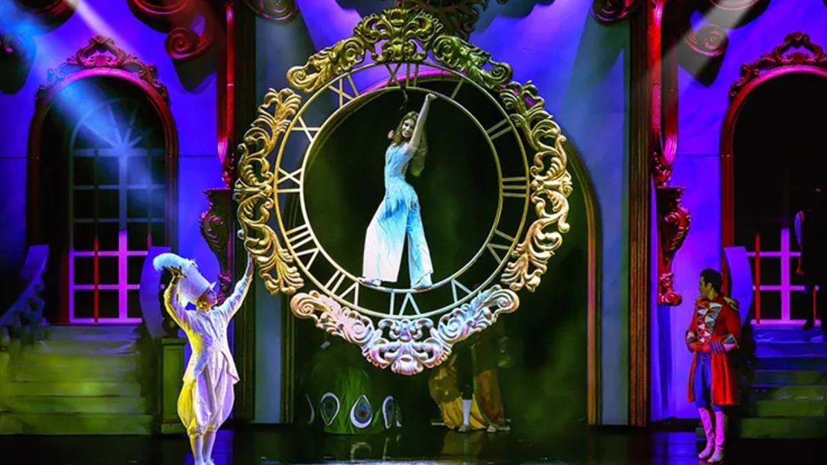 El montaje combina acrobacias, poesía visual y una espectacular escenografía