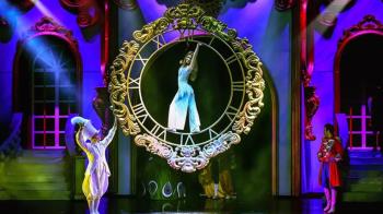 El montaje combina acrobacias, poesía visual y una espectacular escenografía