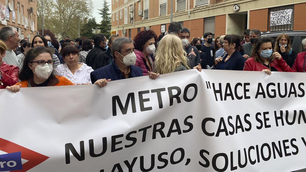 Bajo el lema "Ya basta. San Fernando se hunde", los afectados reclaman mejores soluciones ante los problemas de las viviendas