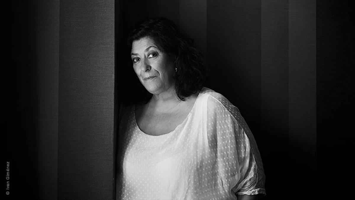 Portando libros y flores rojas, cientos de lectores agradecidos se han despedido de la escritora fallecida el sábado