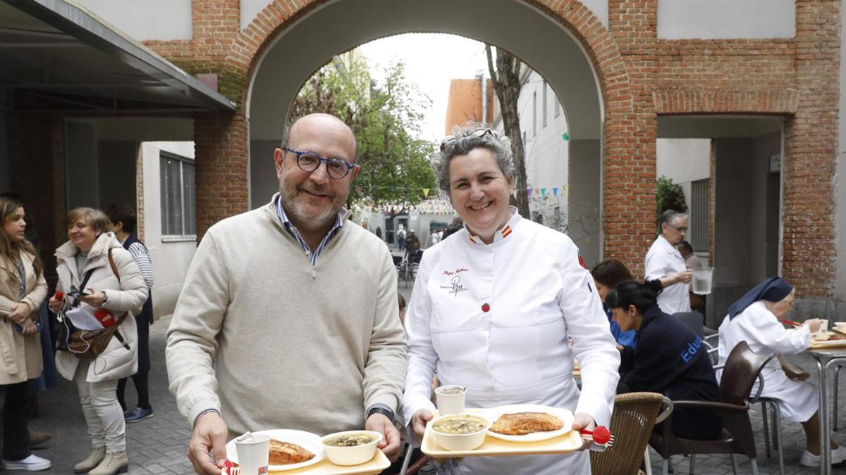 El delegado de área social, José Fernández, ha participado en esta acción solidaria que se repetirá en los centros de acogida Puerta Abierta y Juan Luis Vives
