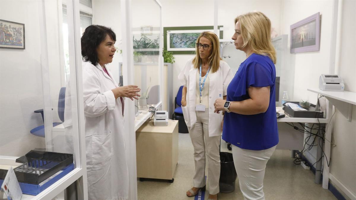 La vicealcaldesa, Inmaculada Sanz, se ha interesado por este trabajo sanitario que presta Madrid Salud
