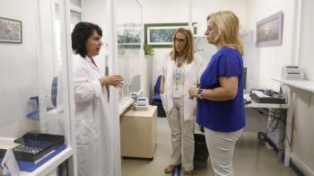 La vicealcaldesa, Inmaculada Sanz, se ha interesado por este trabajo sanitario que presta Madrid Salud
