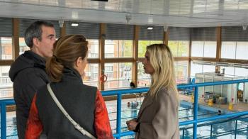 La concejala Nadia Álvarez ha visitado este centro deportivo con motivo de la reapertura de su piscina climatizada
