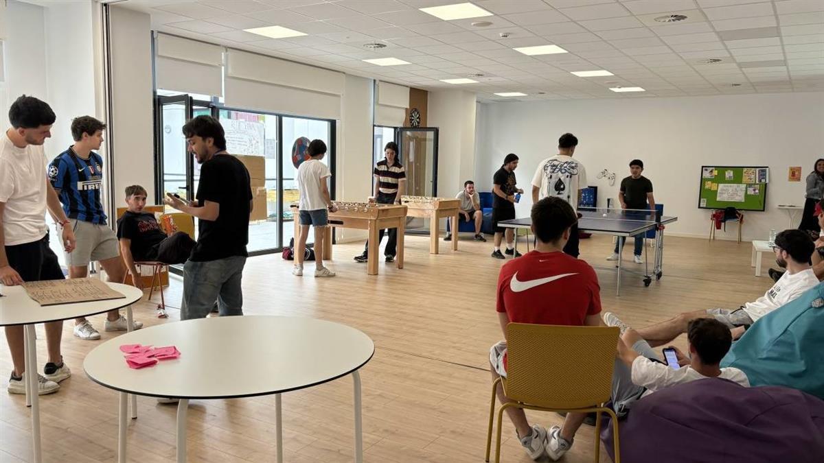 El delegado de Políticas Sociales, Familia e Igualdad, José Fernández, ha visitado este espacio en el que este fin de semana se celebra un torneo de tenis de mesa
