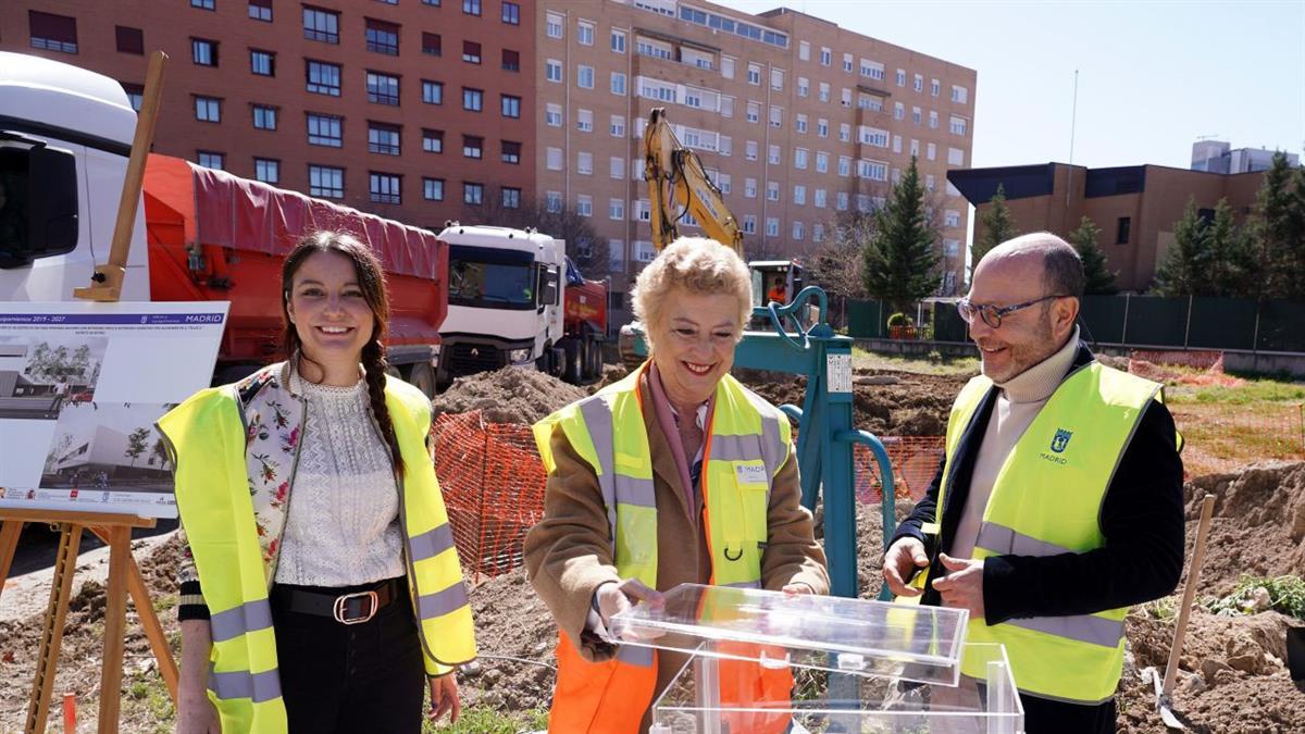 Los delegados de Obras y Equipamientos y de Políticas Sociales, Familias e Igualdad, junto con la concejala de Retiro, han colocado hoy la primera piedra
