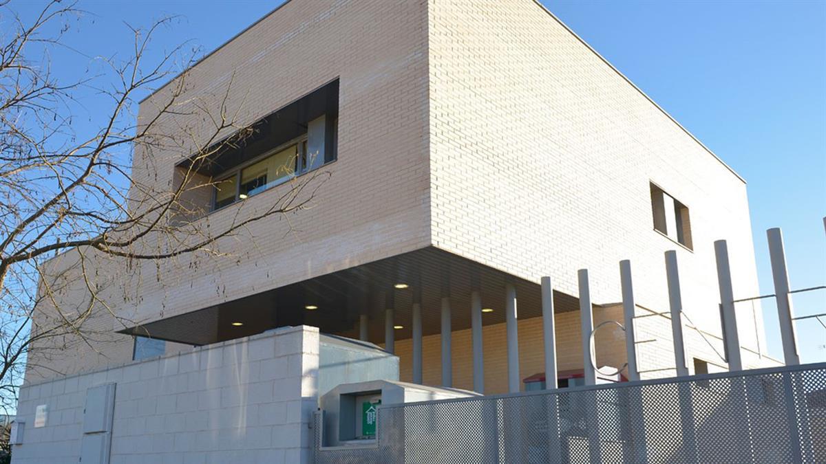 El equipo de trabajadores del centro entrega de alimentos no perecederos a las familias que más lo necesitan