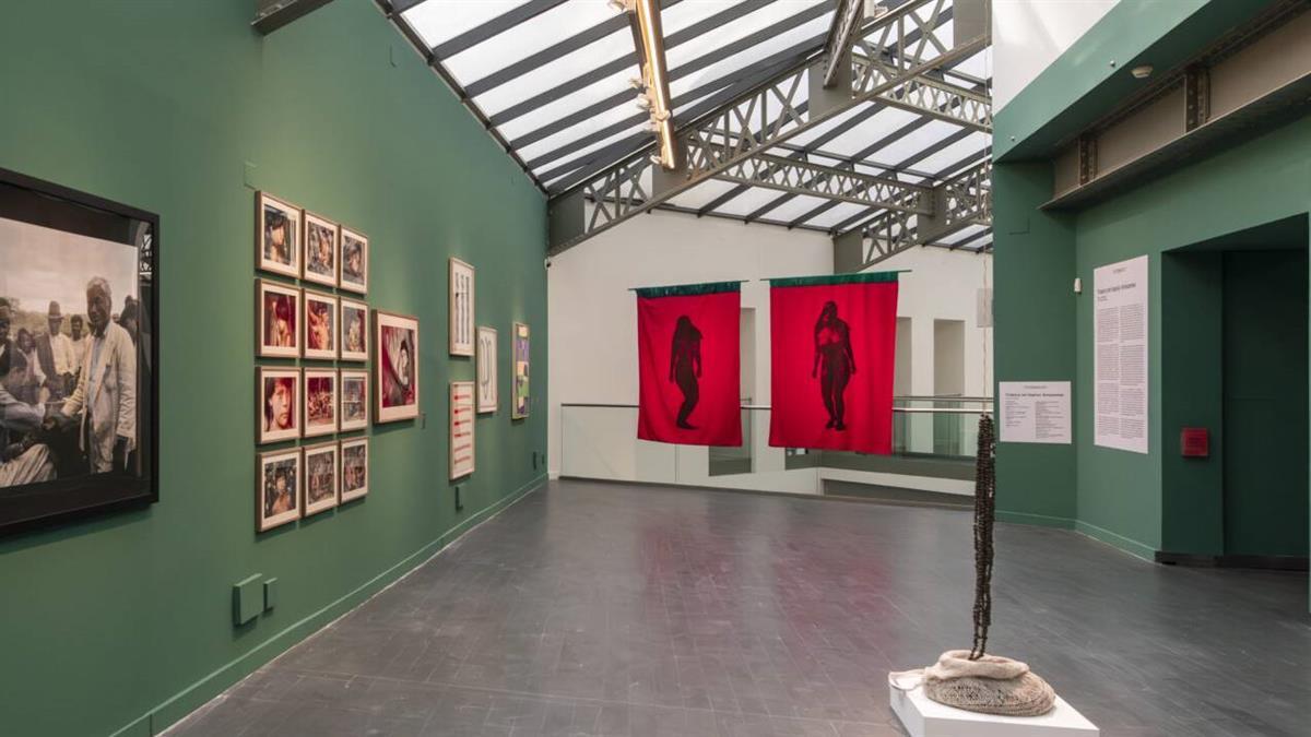 Esta muestra reúne piezas de fotografía, escultura, pintura, grabado y arte textil de 25 artistas iberoamericanos