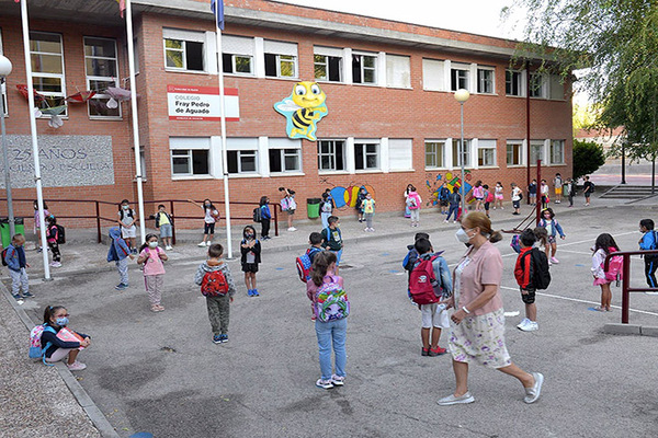 “La limpieza es muy insuficiente. No se están limpiando las mesas de los alumnos, ni las pizarras. En algunos centros tampoco se está fregando el suelo”
