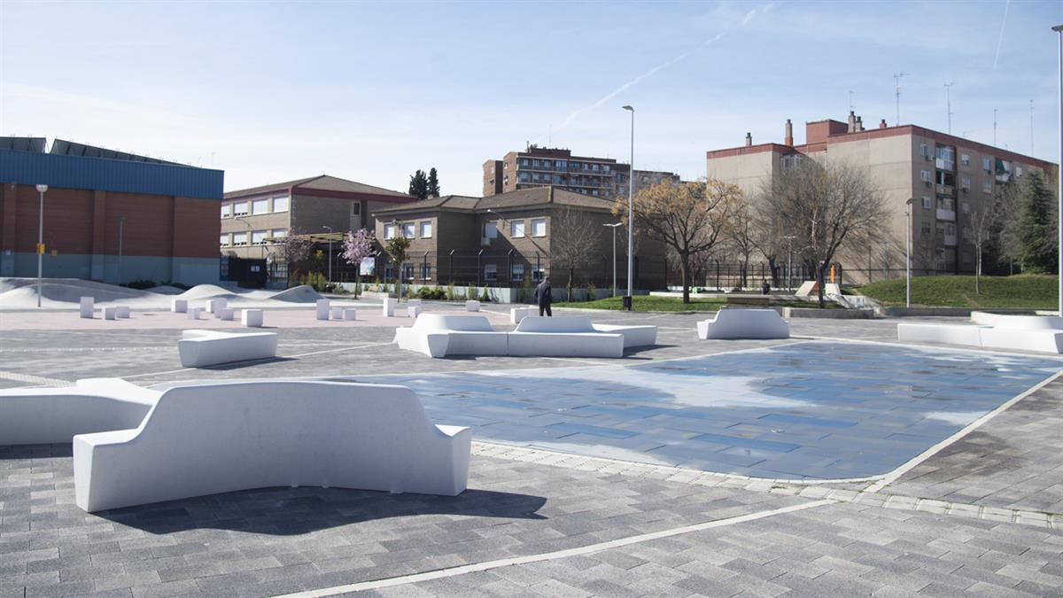 El Ayuntamiento remodela la zona que "contará con una nueva fuente" y mucho pavimento