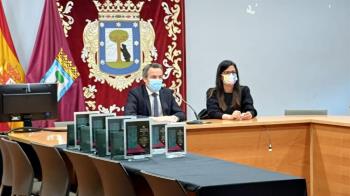 El concejal del distrito, Santiago Saura, ha participado hoy el acto de entrega de premios a los artistas de las obras ganadoras