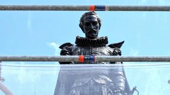 El Ayuntamiento de Alcalá se pone manos a la obra para restaurar la escultura vandalizada