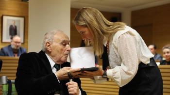 Su trayectoria profesional abarca la medicina, la docencia universitaria, la gestión pública, la investigación y el pensamiento humanista